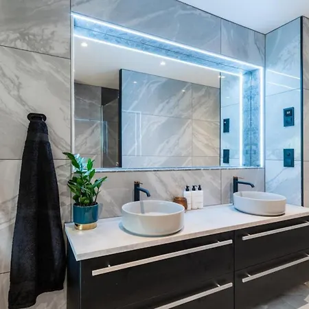 Bolighus Med Veldig Sentral Beliggenhet