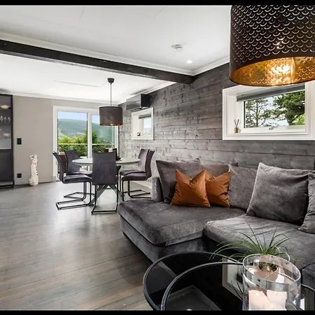 Bolighus Med Veldig Sentral Beliggenhet